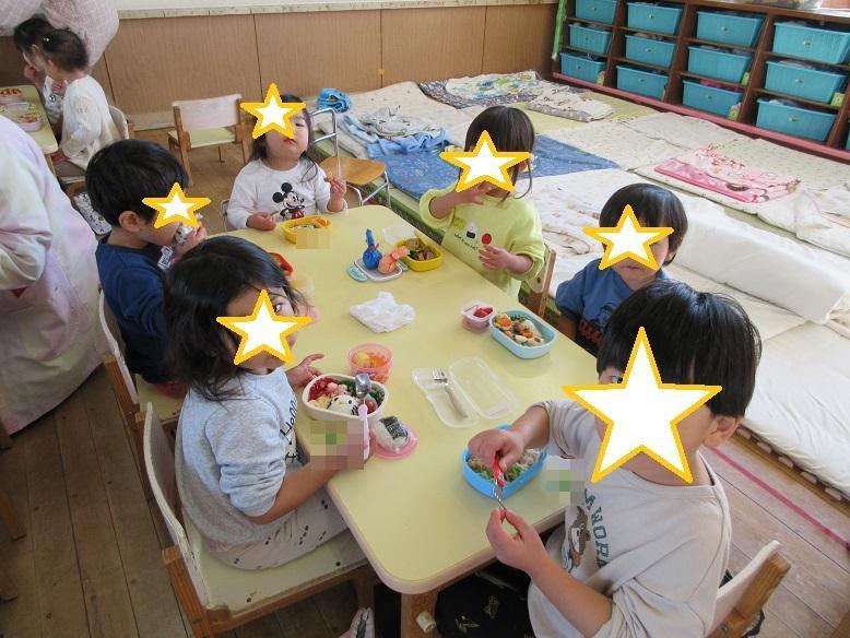 お弁当を食べるもも組