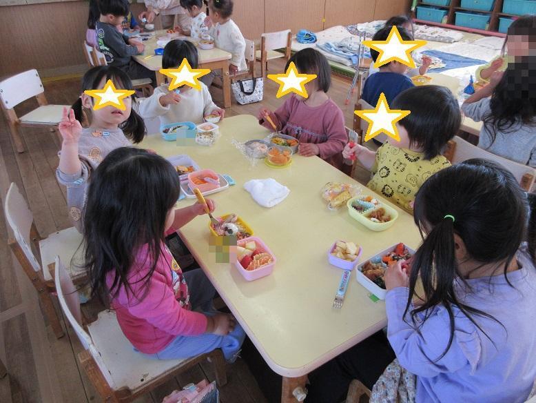 お弁当を食べるもも組