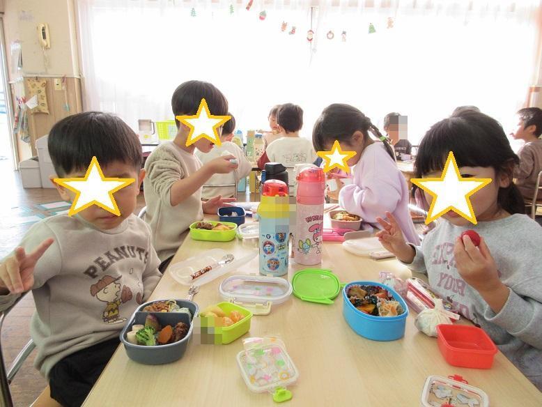 お弁当を食べるゆり組