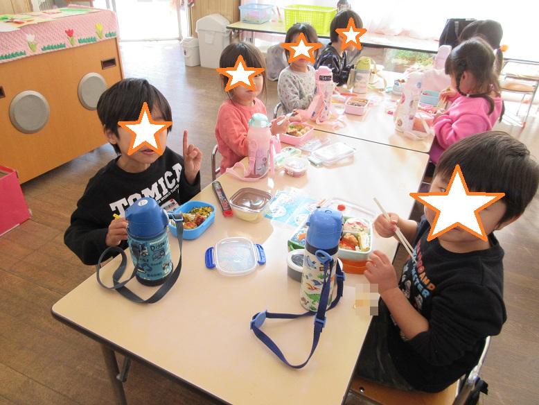 お弁当を食べるさくら組