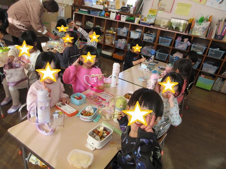 お弁当を食べるさくら組