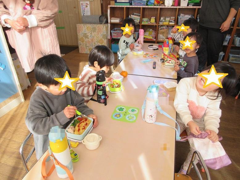 お弁当を食べるさくら組