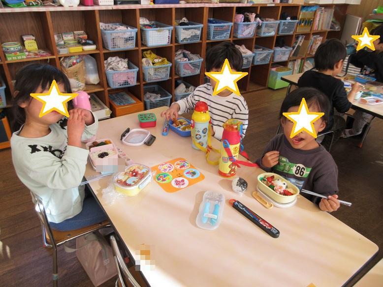 お弁当を食べるさくら組