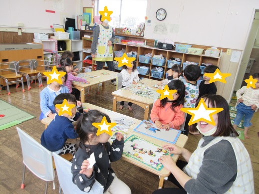 3歳児ゆり組はお部屋でパズルやブロック遊びを楽しんでいました。