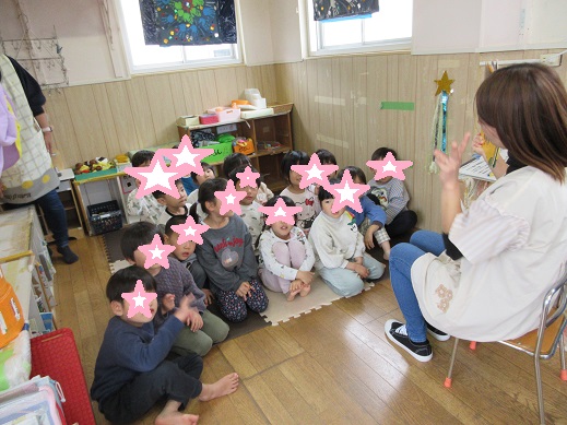 4歳児さくら組は、先生と楽しく手遊び