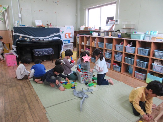 5歳児すみれ組は、ブロックや積み木遊びをじっくり楽しんでいました。