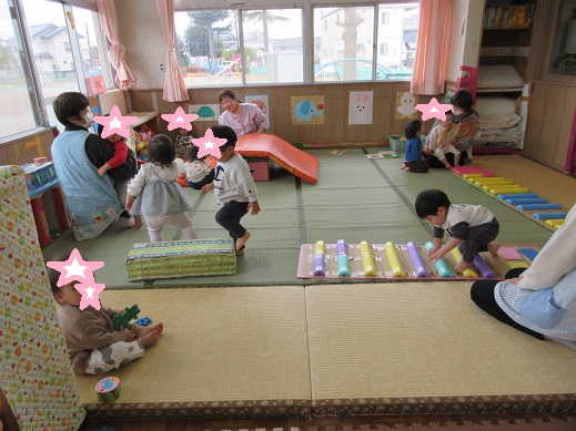 1歳児ばら組は、お部屋でっウレタンの凸凹や、マットの山などのコースで、ハイハイして遊んでいました。