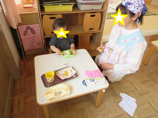 先生とお弁当を食べています