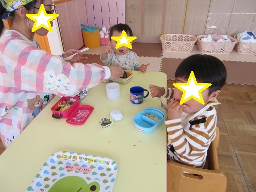 大きなお口でお弁当にガブリ