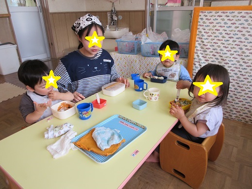 お弁当を食べている様子です