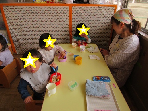 お弁当を食べている様子です