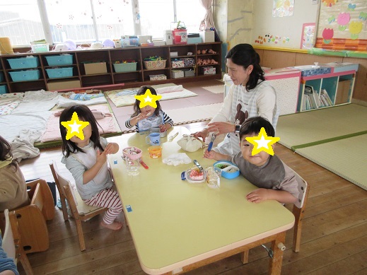 お弁当を食べている様子です