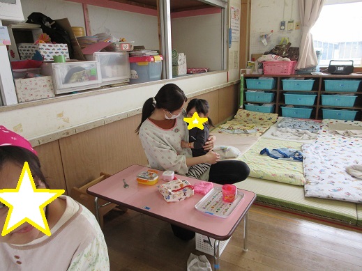 先生と抱っこしてお弁当を食べる様子