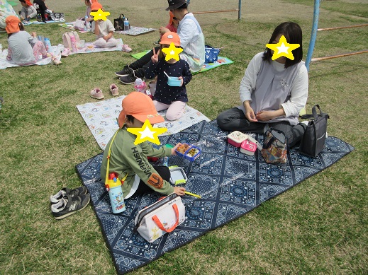 おいしそうに食べています