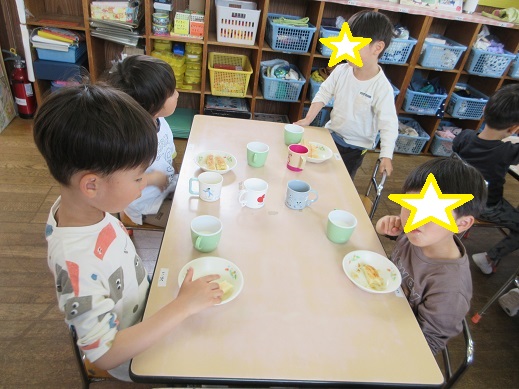 遅れてすみません。なんて聞こえてきそうなシーンですが、みんな仲良し一緒に食べてニコニコです。