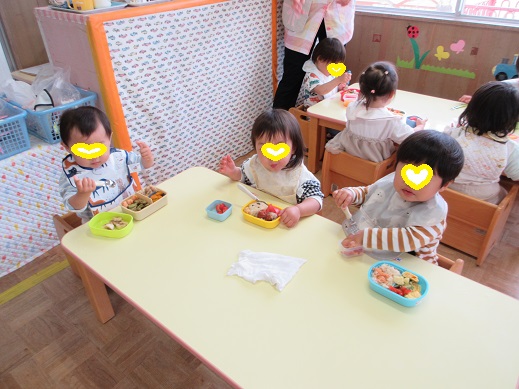 喜んでお弁当を食べる1歳児
