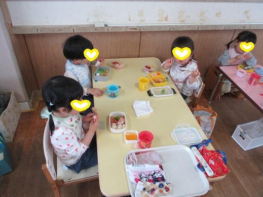 喜んでお弁当を食べる2歳児