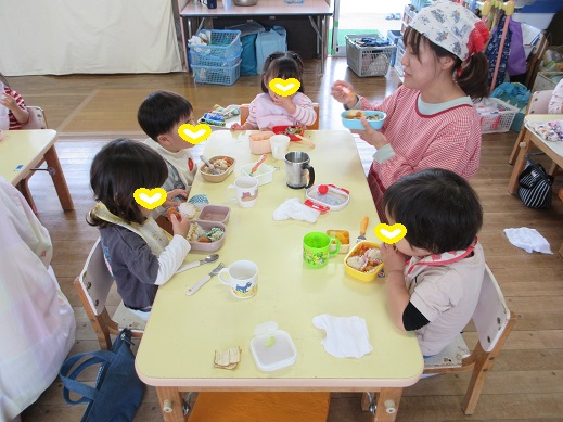 喜んでお弁当を食べる2歳児