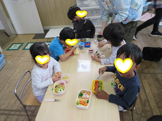 お弁当を喜ぶ3歳児