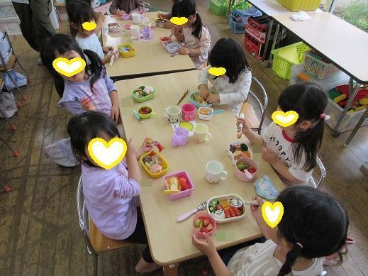 喜んでお弁当を食べる3歳児