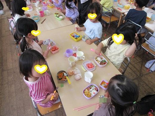 お弁当を喜んで食べるゆり組