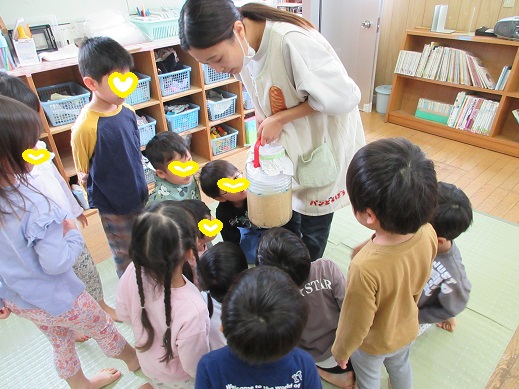 みその状態を見るこどもたち