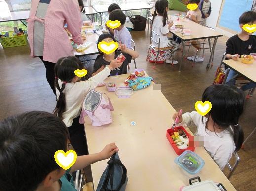 夢中でお弁当を食べるさくら組