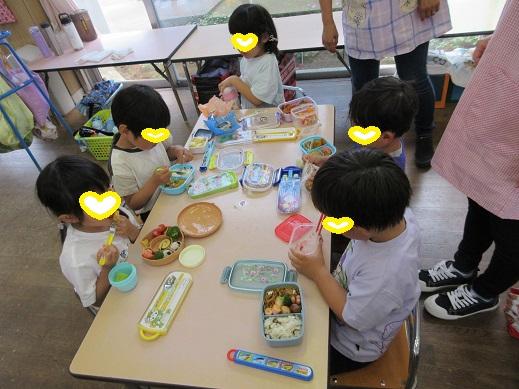 喜んでお弁当を食べるさくら組