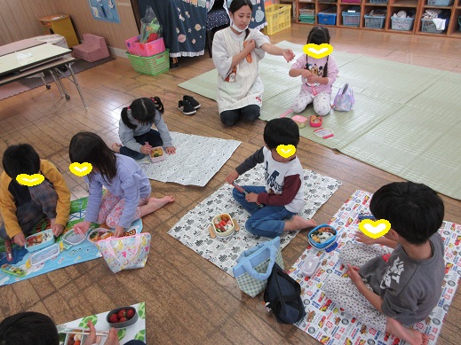シートを広げお弁当をすみれ組