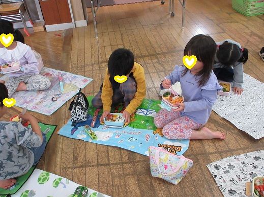 嬉しそうにお弁当を見つめるすみれ組