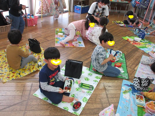 友だちのお弁当が気になるすみれ組