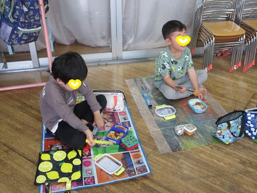 喜んでお弁当を食べるすみれ組