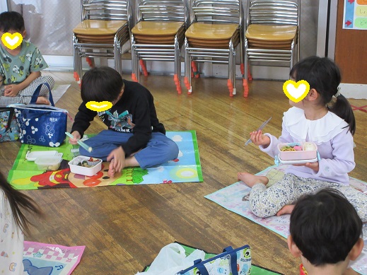お弁当の嬉しさを友だちと喜び合うすみれ組