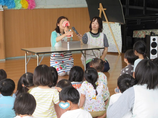 看護師より歯磨きの仕方を教わっているところ
