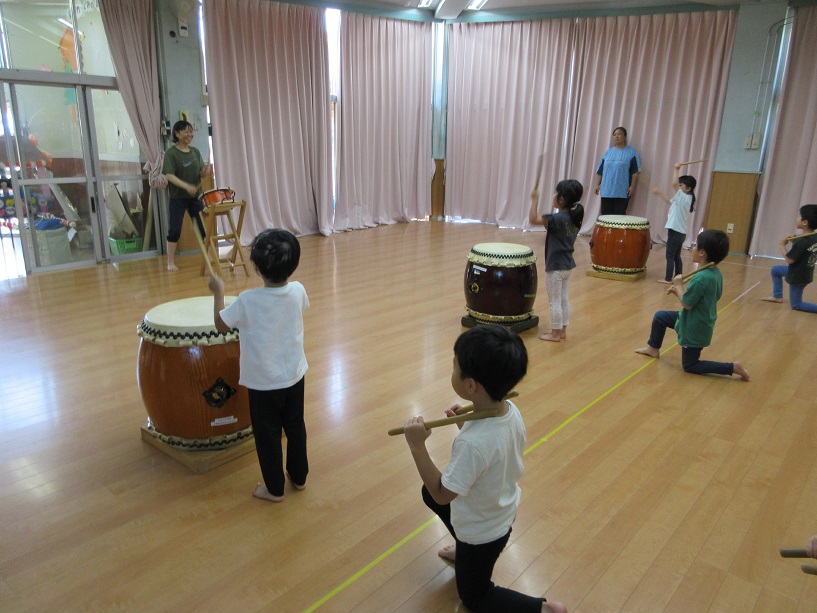 太鼓を叩いています