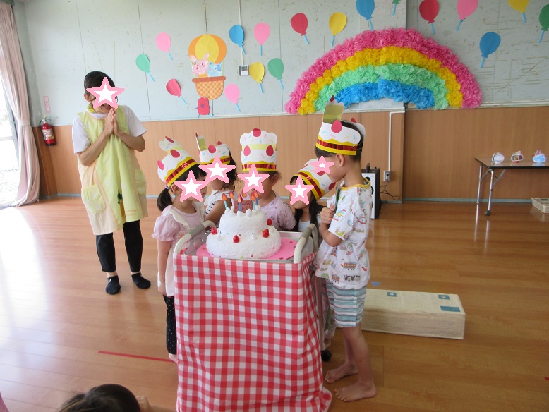 ケーキの周りに集まり、誕生日の記念になりました。