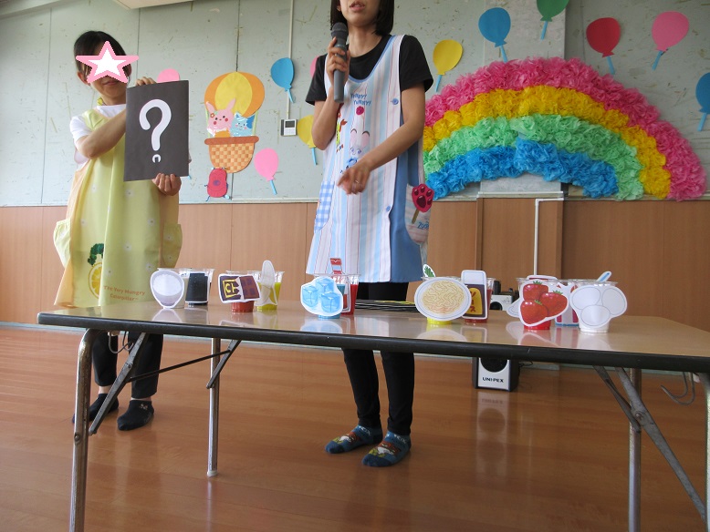 先生からのプレゼント、絵の具を混ぜたら何ができる？の色水クイズの時間です。