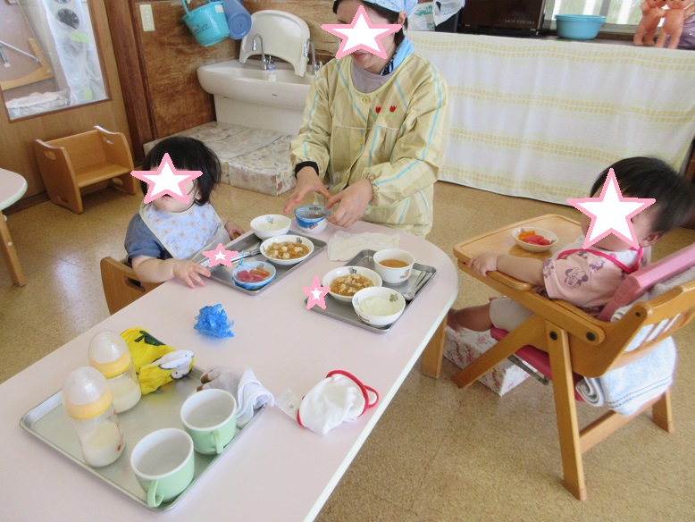０歳児クラス１歳のお友だちが、おいしそうな給食を食べています