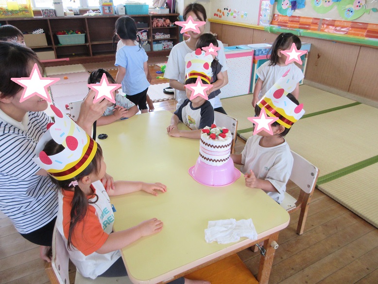 ２歳児クラスお祝いの写真を撮っています。