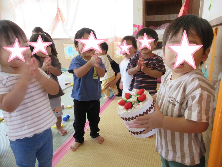 １歳児クラスみんなにお祝いしてもらいました。