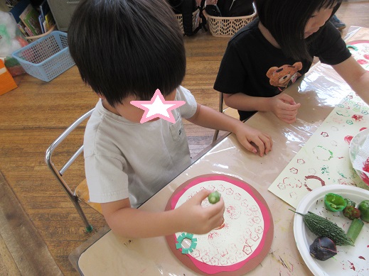スタンプ押しは夢中になれる遊びです