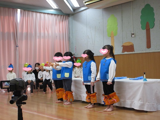 毛糸であやとりを見せるすみれ組