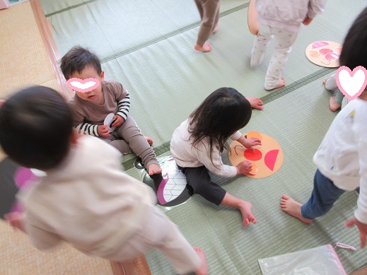 アンパンマンの福笑いを楽しむばら組の子どもたち