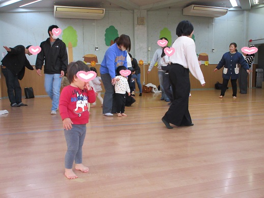 親子でリズム遊びを楽しむ1歳児