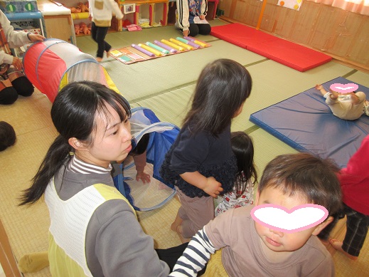 ばら組の部屋でマットやトンネルくぐりを楽しむ様子