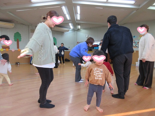 親子でリズム遊びを楽しむ1歳児