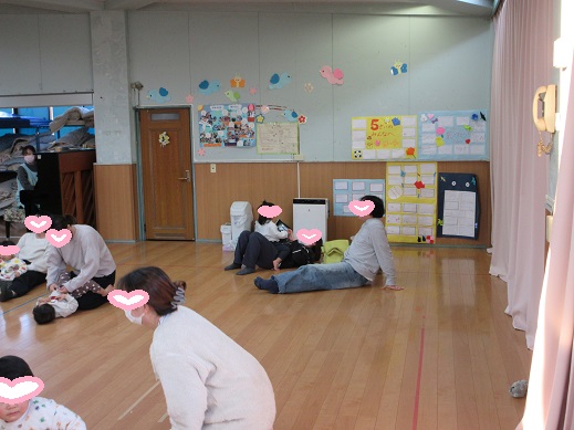 親子でふれあい遊びを楽しむ1歳児