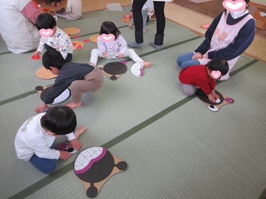 アンパンマンの福笑いを楽しむ子どもたち