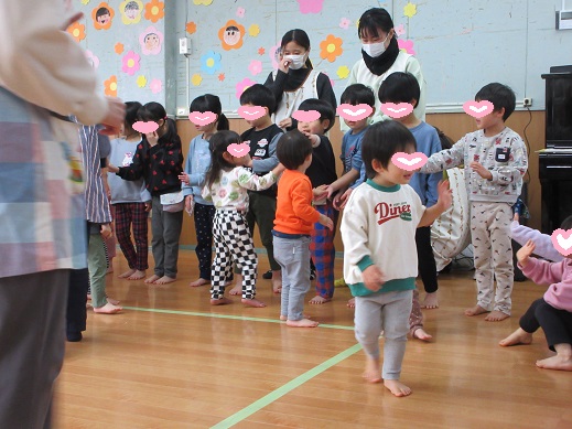 保育所のこどもたちみんなでタッチ