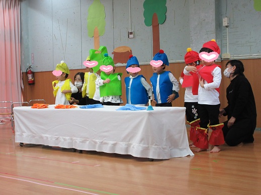 ちょっきを着る小人たち